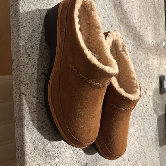 UGG Women’s suede clogs- Lynwood Size6.5 - Picture 2 of 6